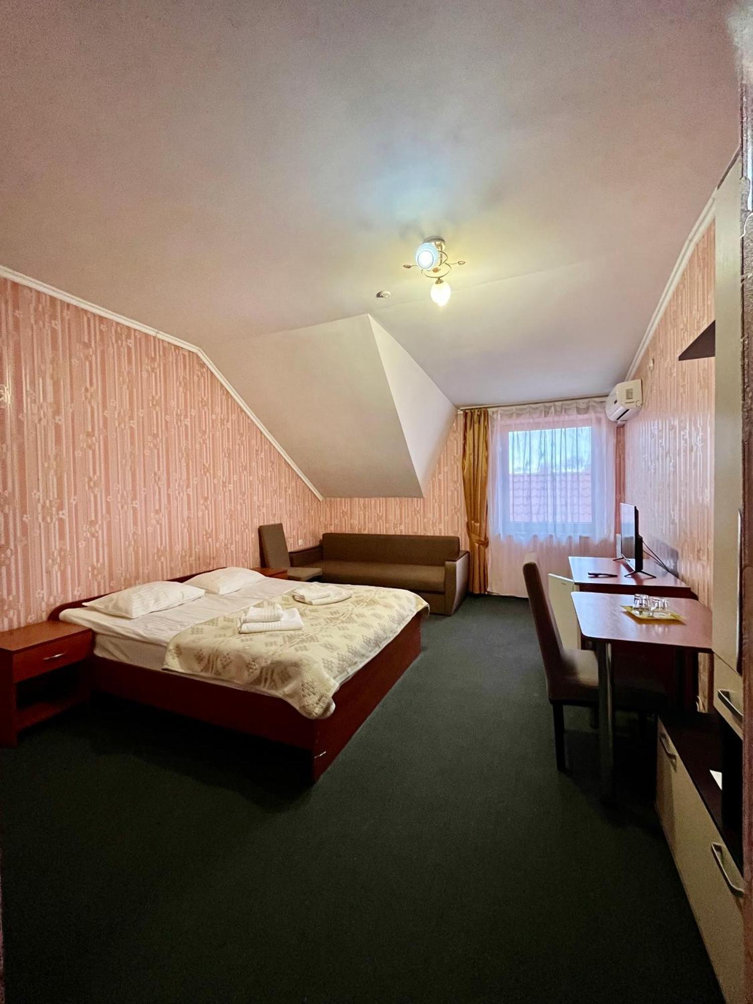 Domino Hotel Berehove  Ngoại thất bức ảnh