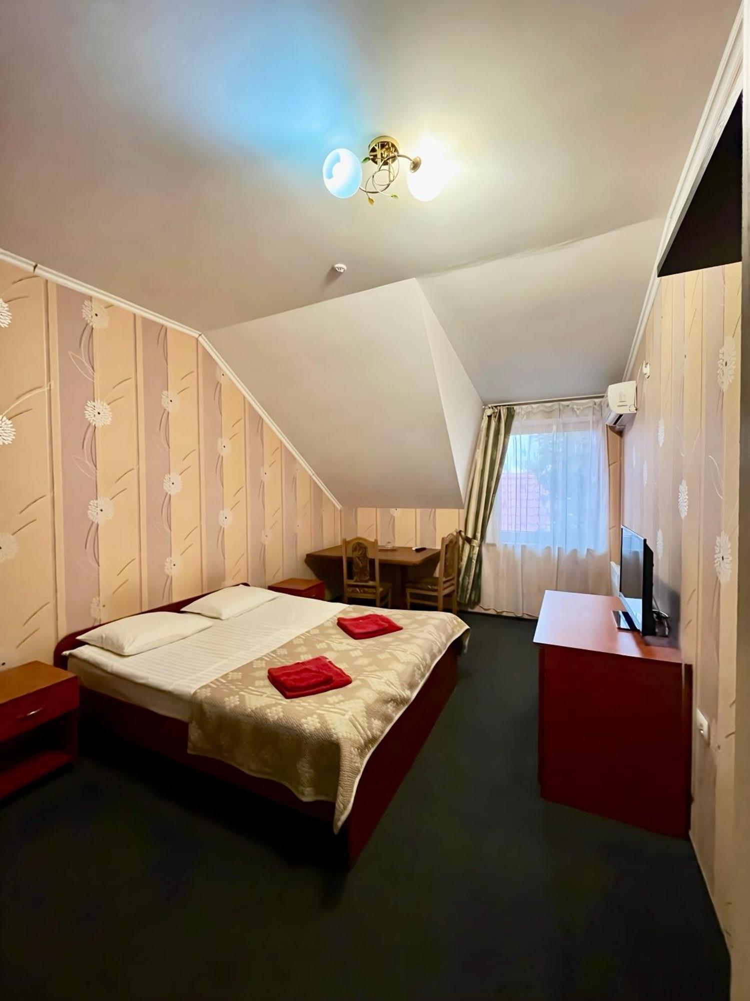 Domino Hotel Berehove  Ngoại thất bức ảnh