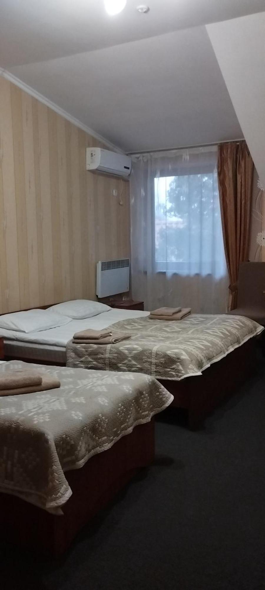 Domino Hotel Berehove  Ngoại thất bức ảnh