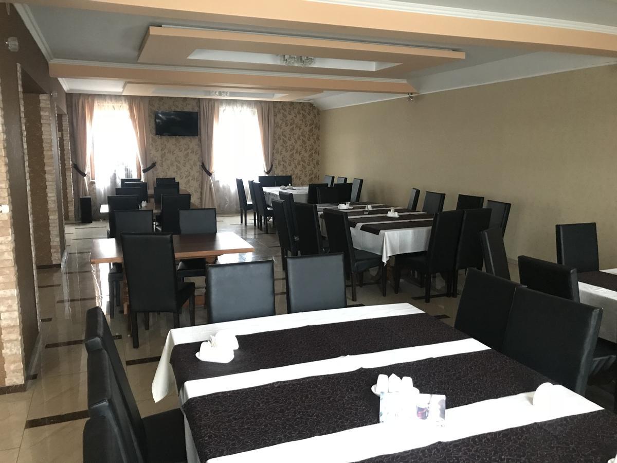Domino Hotel Berehove  Ngoại thất bức ảnh